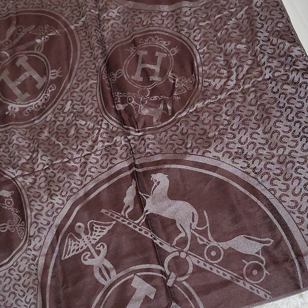 Hermès, New with no tags, 72 ×24  50% Silk,  50% Cotton
